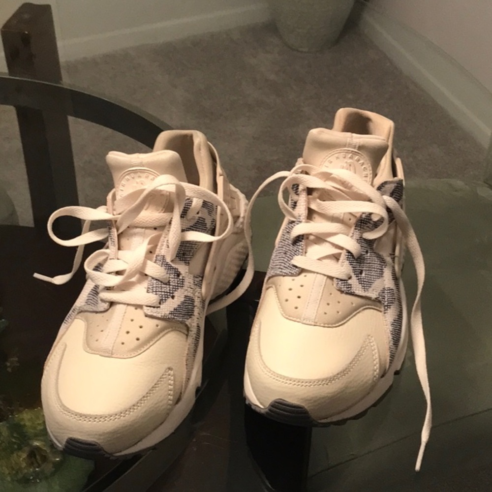 Nike women’s Huarache size 10